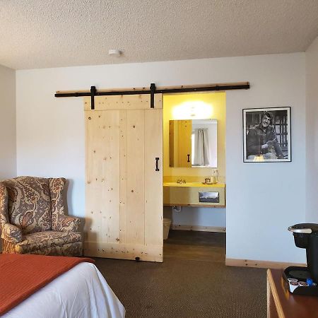 Warden Inn Deer Lodge エクステリア 写真