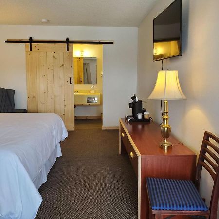 Warden Inn Deer Lodge エクステリア 写真