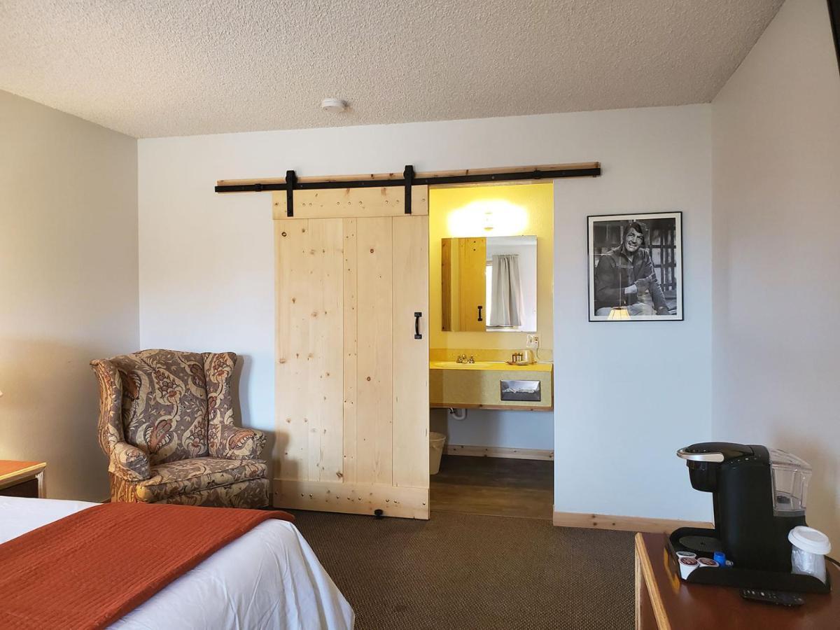 Warden Inn Deer Lodge エクステリア 写真