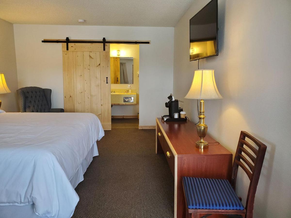 Warden Inn Deer Lodge エクステリア 写真