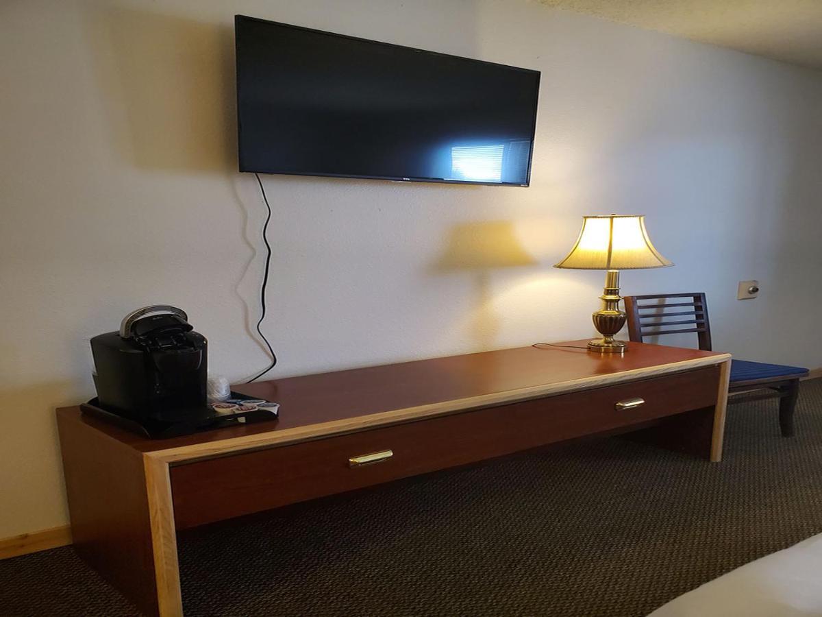 Warden Inn Deer Lodge エクステリア 写真