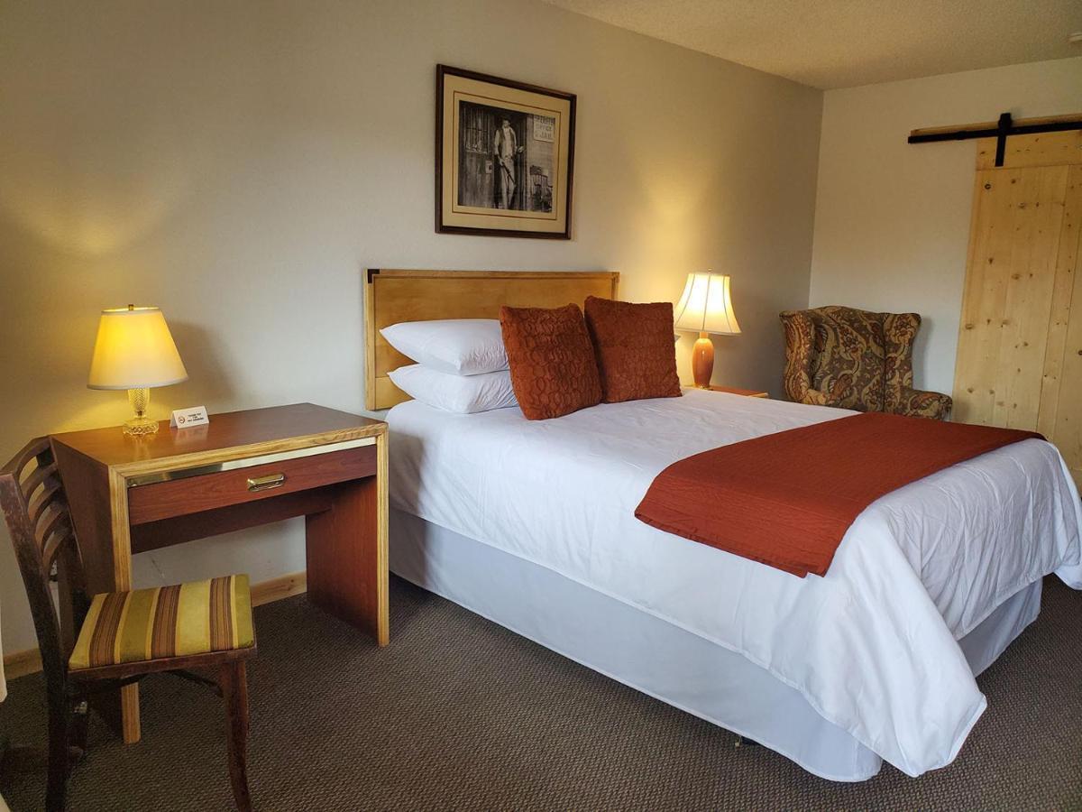 Warden Inn Deer Lodge エクステリア 写真