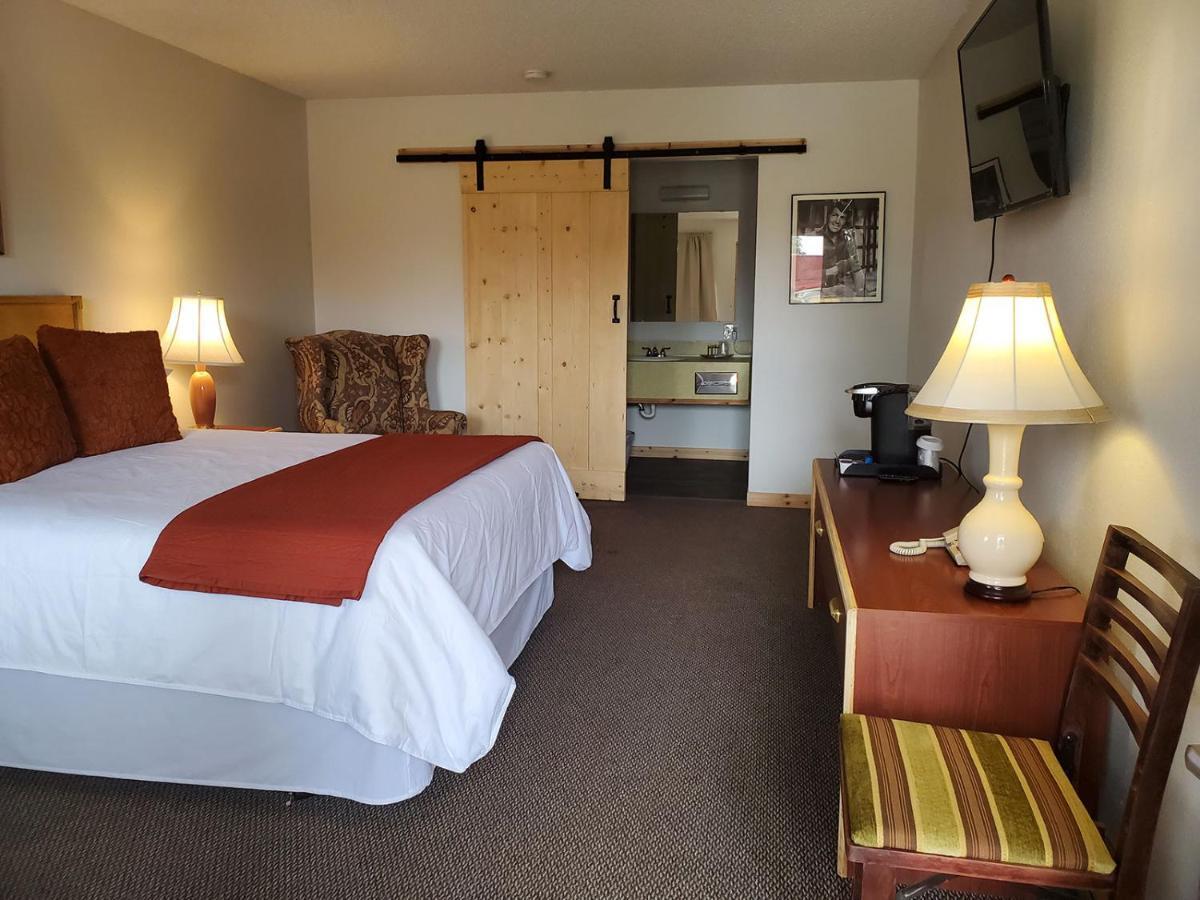 Warden Inn Deer Lodge エクステリア 写真